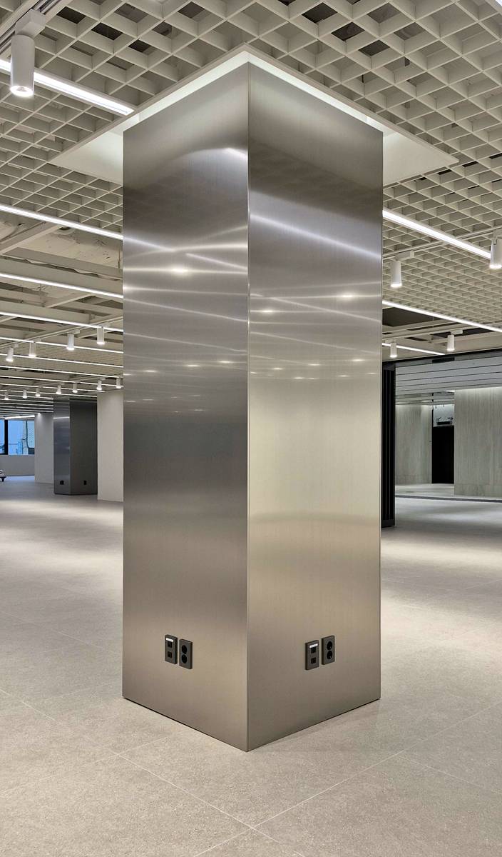 신성통상 본사 공용공간 — 하니컴패널 STAINLESS STEEL H/L_BEAD_NSP 적용 사례